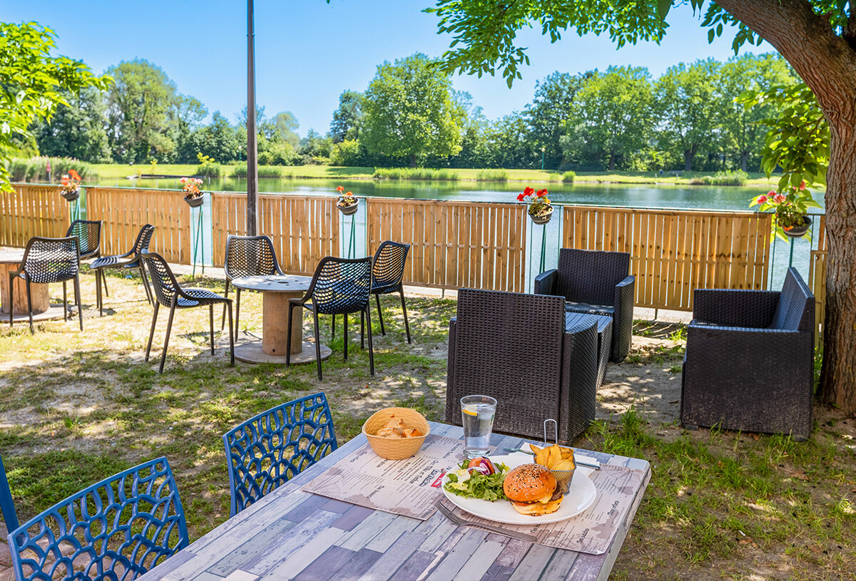 11_camping_lac_erstein_restaurant-85868329.jpg