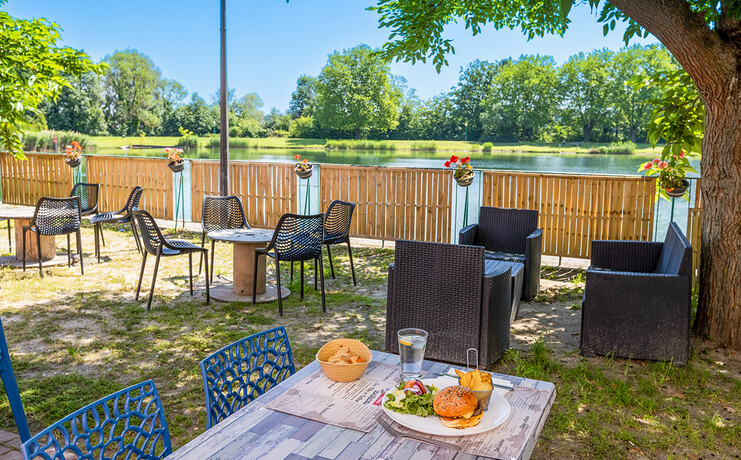 11_camping_lac_erstein_restaurant-85868329.jpg